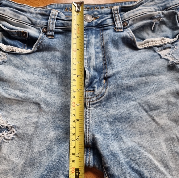 American Eagle Extreme Flex Lightwash Distressed Unisex Denim Shorts - Picture 8 of 9